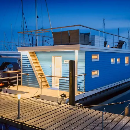 Ostsee-hausboot-antje-frieda-auf-fehmarn