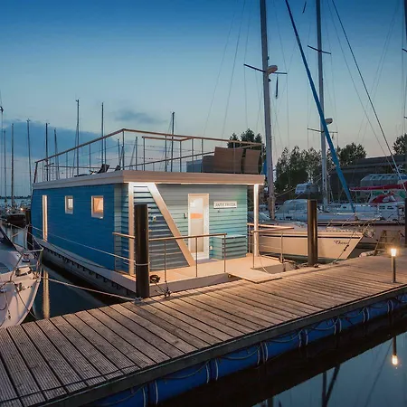 Ostsee-hausboot-antje-frieda-auf-fehmarn *