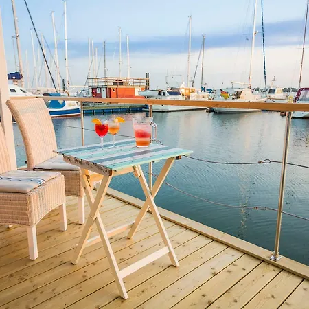 Ostsee-hausboot-antje-frieda-auf-fehmarn * Fehmarn