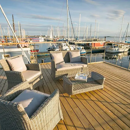 Ostsee-hausboot-antje-frieda-auf-fehmarn *